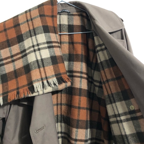 - Vintage, plaid lined trench coat. 14 - Picture 5 of 8